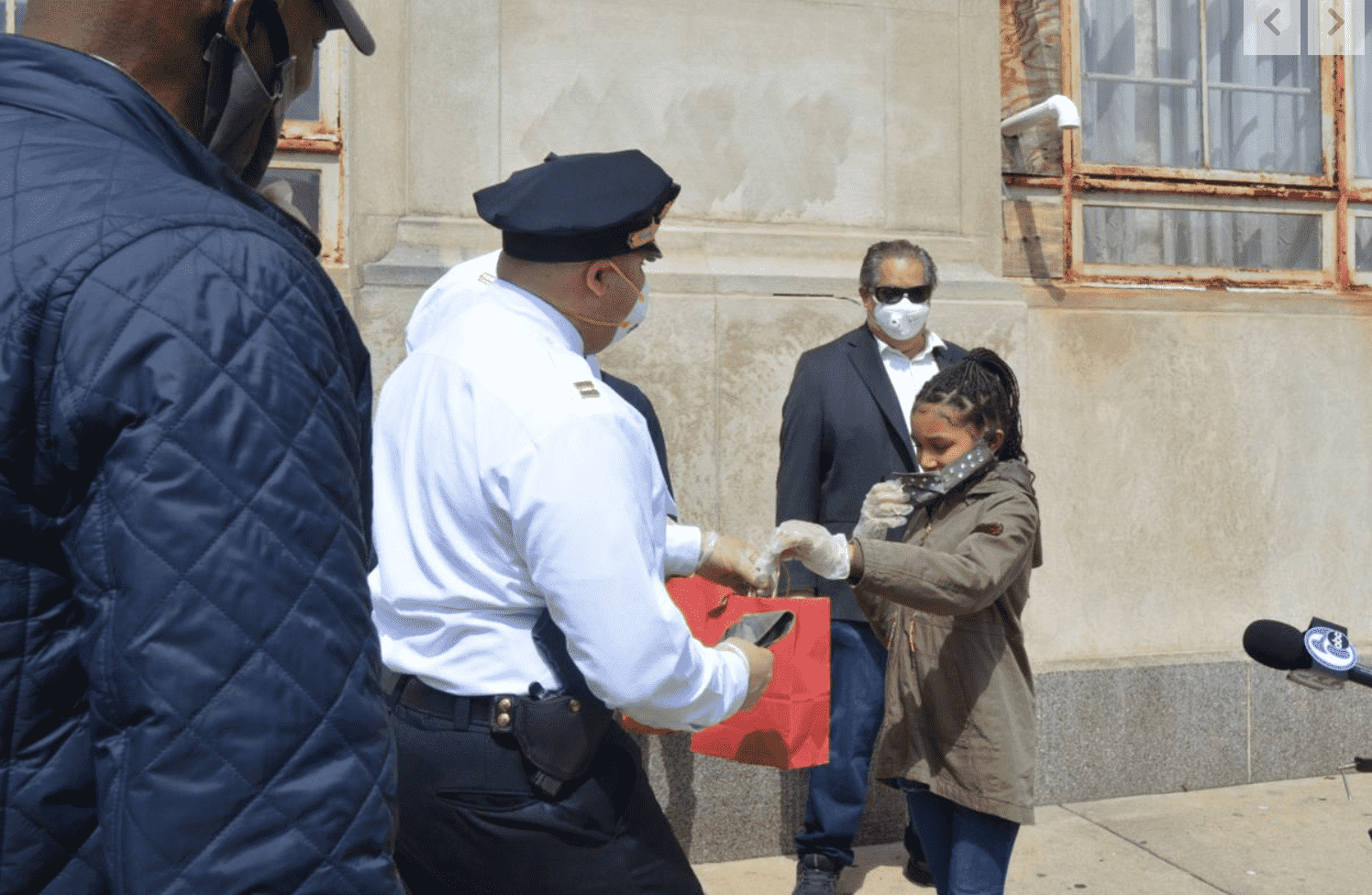 Read more about the article Community presents NW Philly Police District with 1400 face masks (Philadelphia Tribune)